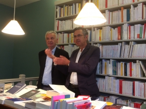 Nicanor Parra responde a la interrogante de la 35º edición de la Feria de la poesía en París
